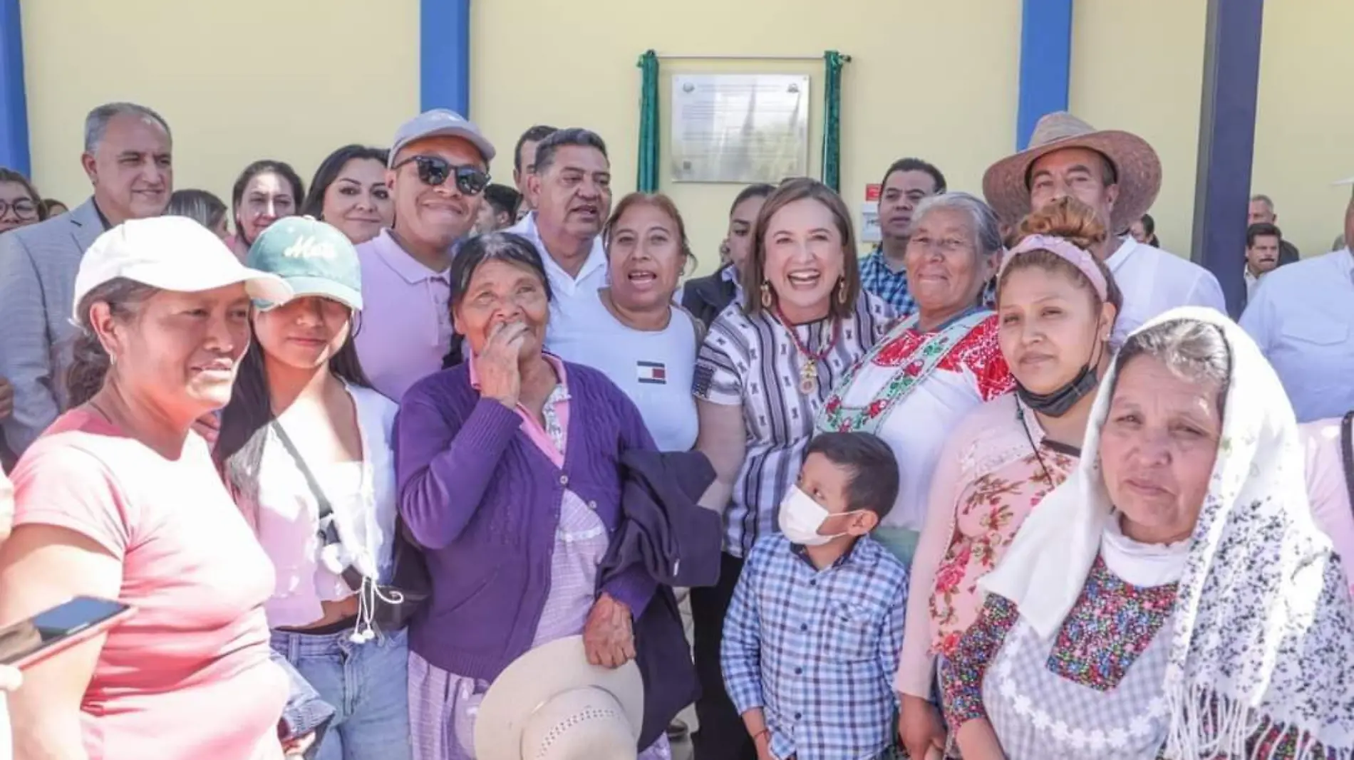 Xóchitl Gálvez sostiene reunión con mujeres, políticos y empresarios en Tecamachalco